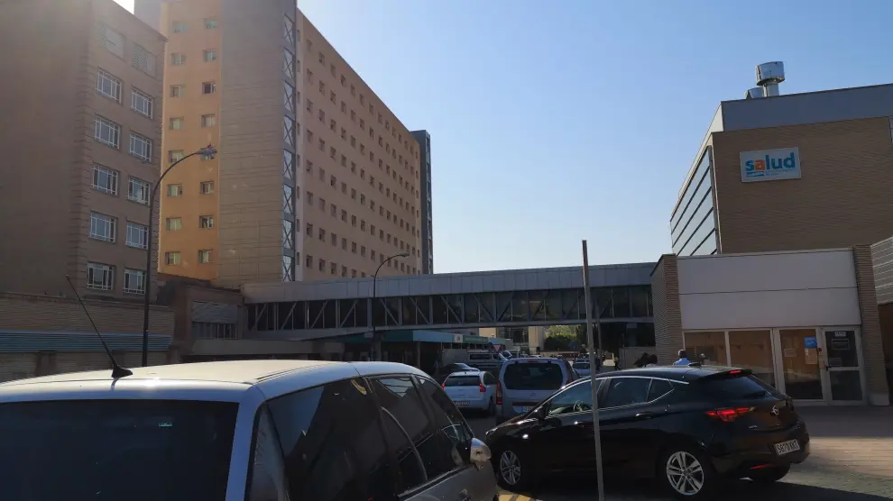 Las congestiones de tráfico son constantes en la calle Gonzalo Calamita, en el entorno del hospital Miguel Servet.