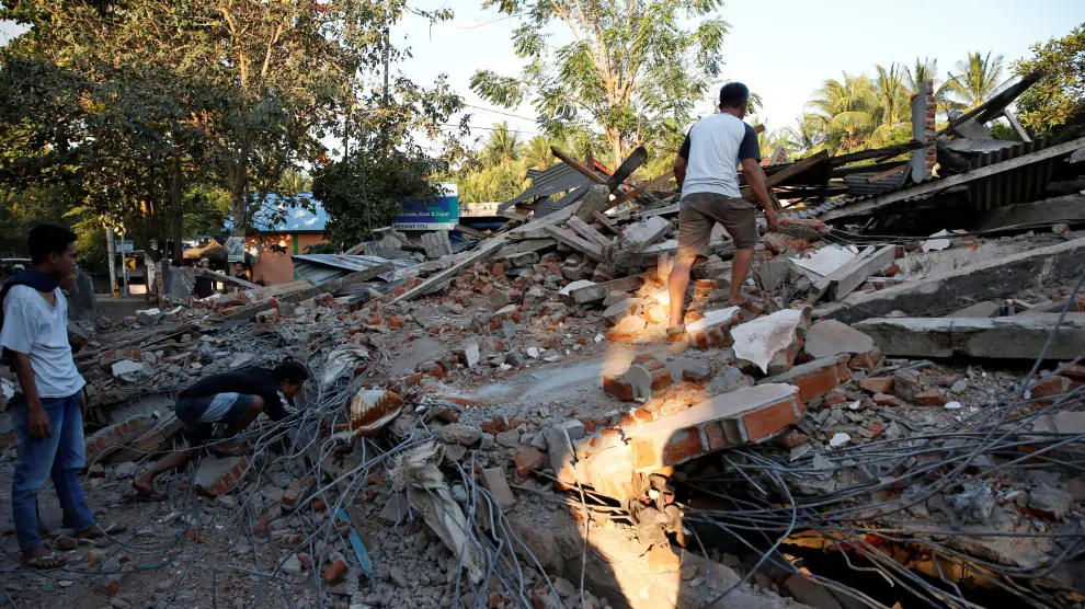 Vecinos de Lombok buscan supervivientes bajo los escombros.