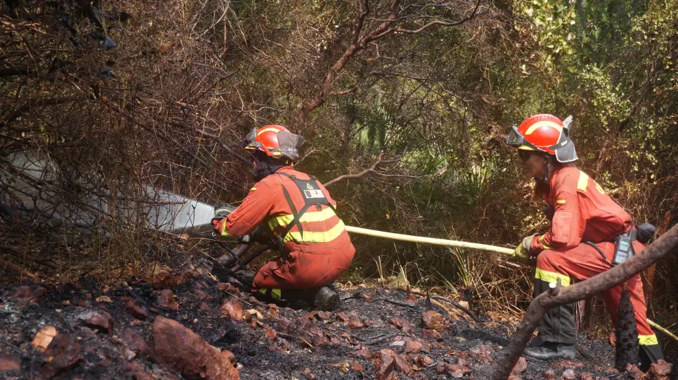 Dos efectivos de la UME trabajando esta tarde en el incendio de Llutxent (Valencia)