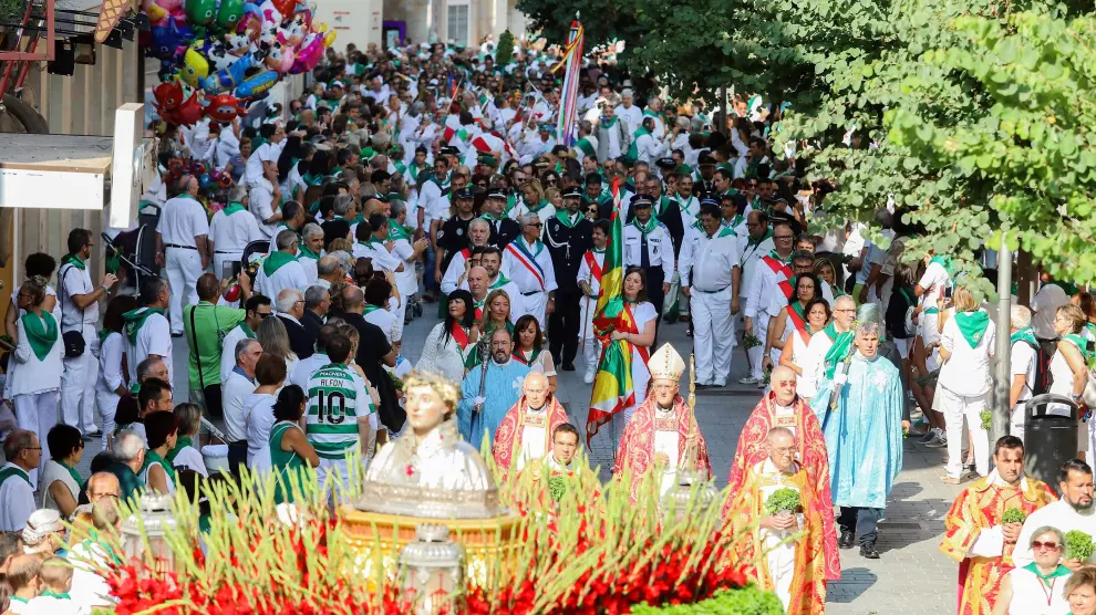 La procesión de San Lorenzo a su paso por el Coso Bajo de Huesca.