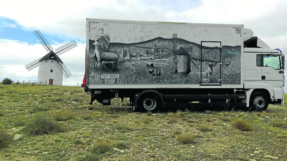 El camión decorado y al fondo el molino de viento de Ojos Negros, uno de los motivos del grafiti.