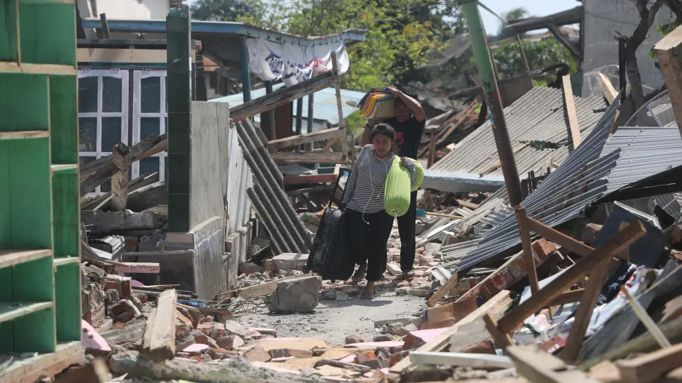 Los equipos de rescate continúan buscando supervivientes y cadáveres bajo los escombros de Lombok.
