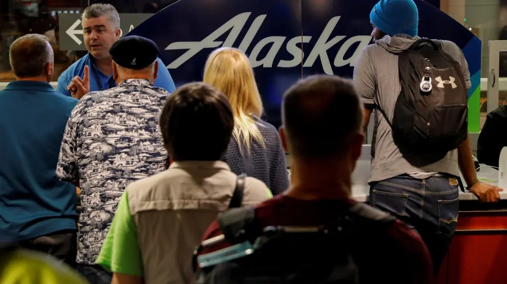 Pasajeros de un vuelo de Alaska Airlines esperan tras el incidente ocurrido.