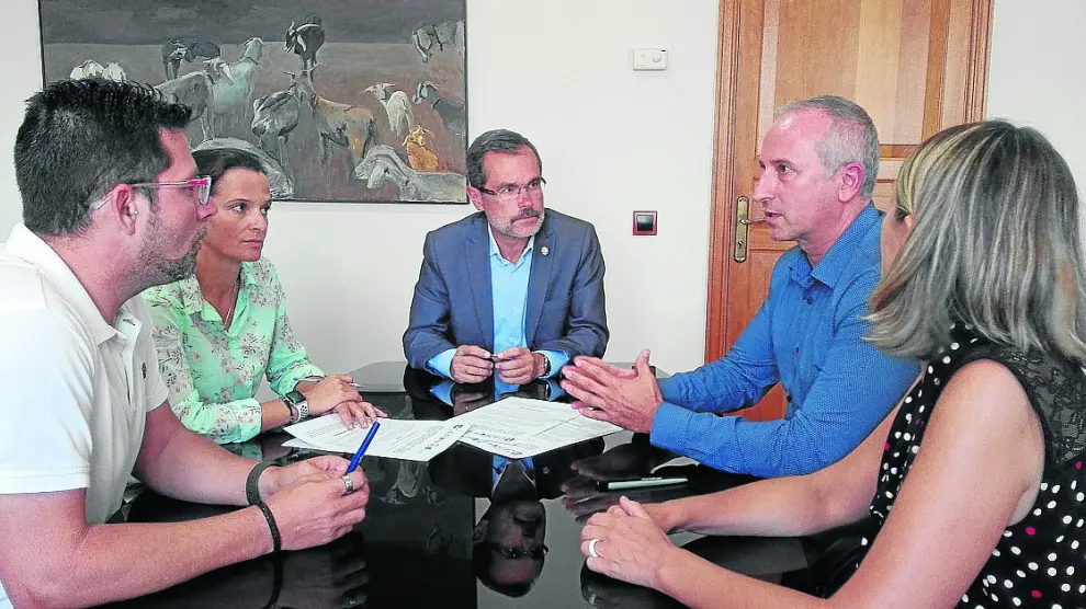 Isaac Navarro, director general de Contazara a la derecha, de azul, se dirige al presidente del Cabildo de Fuerteventura, Marcial Morales centro, y otros directivos canarios.