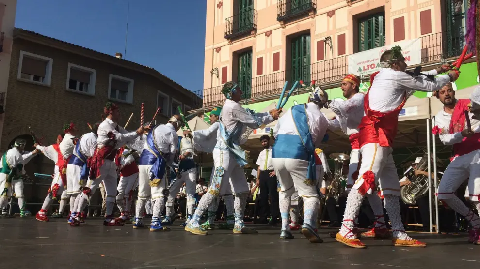 Huesca despierta el tercer día de fiestas al son de la música de los Danzantes en el Mercado