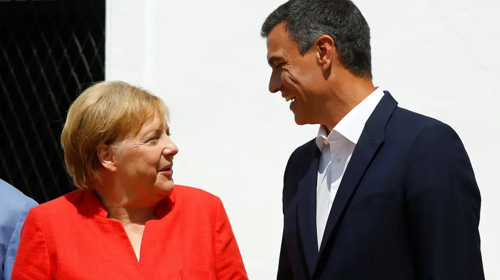 Merkel y Sánchez ayer ante el Palacio de los Guzmanes, en Doñana.