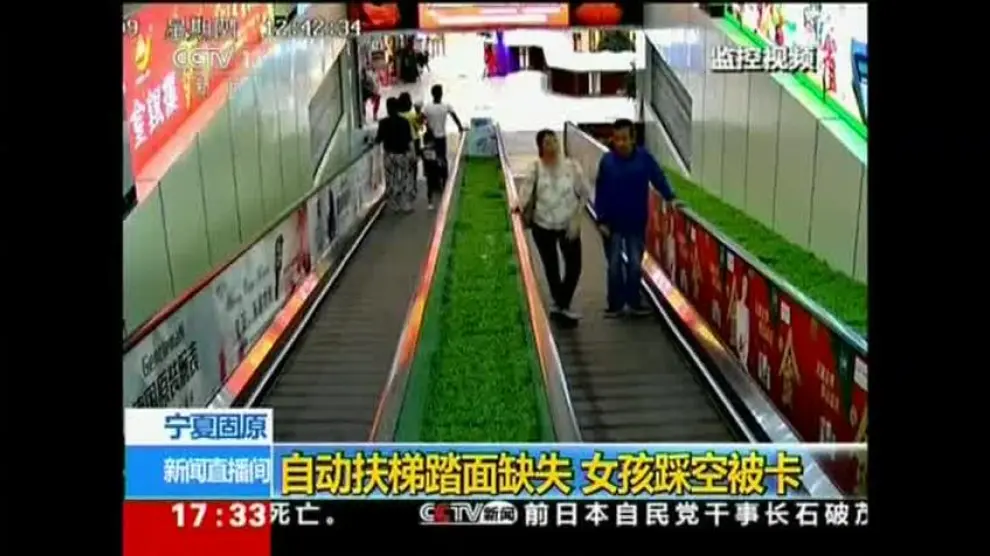 Angustioso rescate de unas niñas en China atrapadas en una escalera mecánica