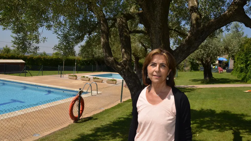 La alcaldesa, Inma Subías, en las piscinas de la localidad.