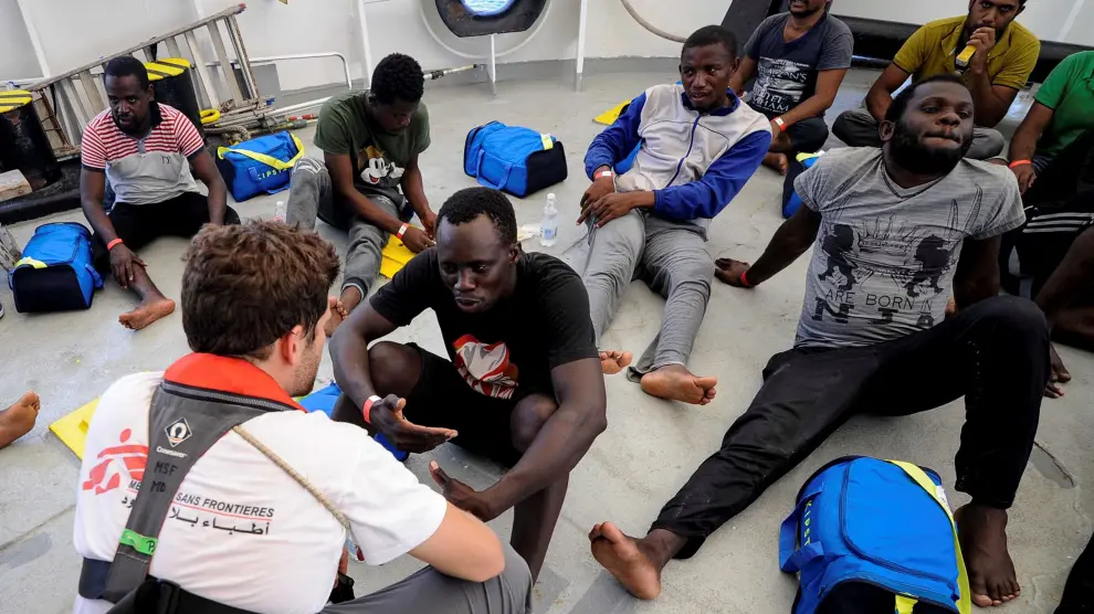 El Aquarius pide a UE un puerto seguro y cercano para llevar a 141 inmigrantes.