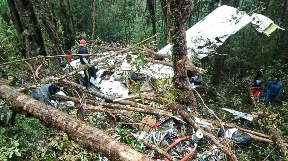 Al menos 8 muertos y un superviviente al estrellarse un avión en Indonesia.