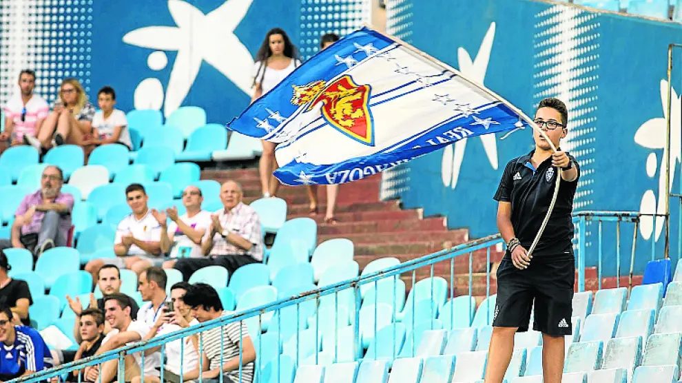 Un joven aficionado enarbola la bandera del Real Zaragoza.