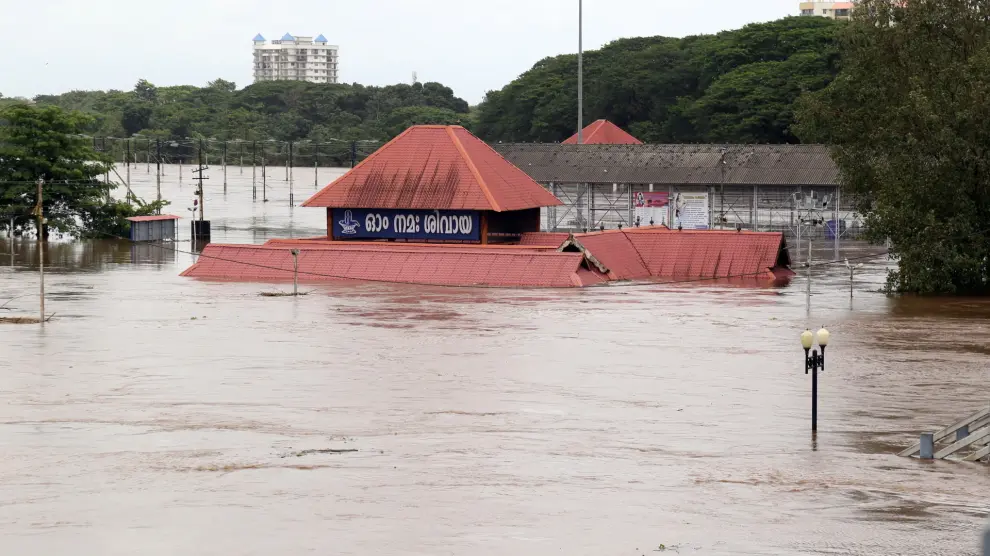 Vista de una estructura sumergida en agua tras una inundación causada por las fuertes lluvias en Kochi, estado de Kerala (India).