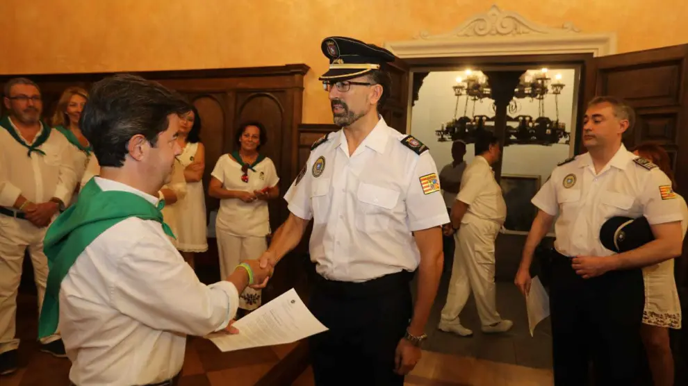 El alcalde de Huesca,Luis Felipe,entrega el decreto de su nombramiento al nuevo jefe de la Policía local, Nicolás Hernández.
