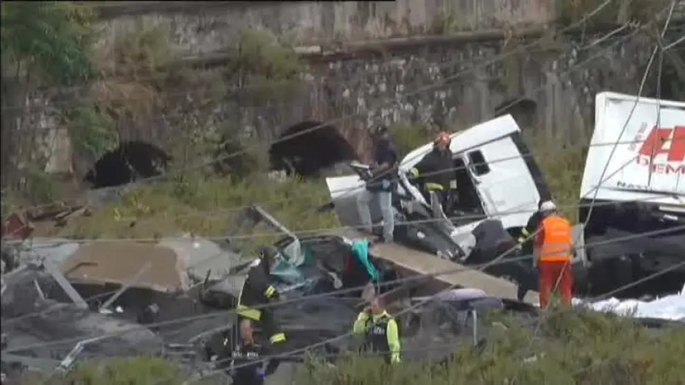 Los servicios de emergencia buscan supervivientes en los escombros del puente de Génova