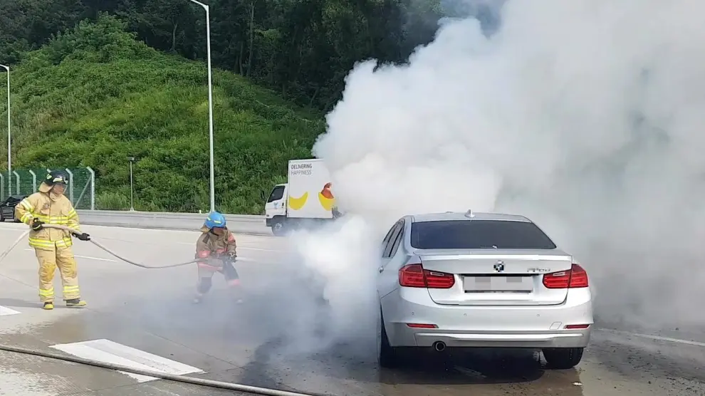 Varios vehículos trabajan en la extinción de un incendio provocado en un BMW.