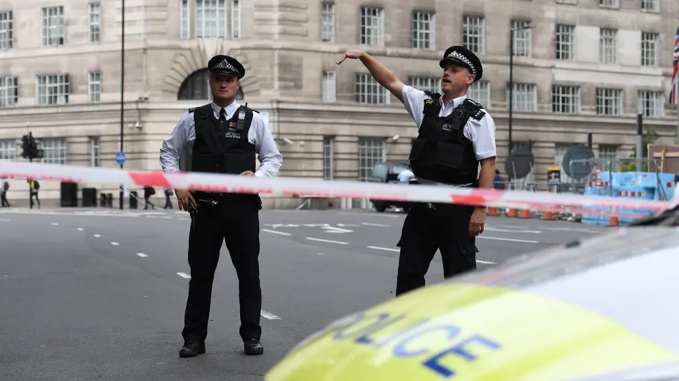 Un vehículo ha atropellado a varias personas y se ha estrellado contra el Parlamento británico.