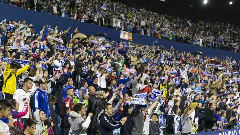 Los aficionados celebran el triunfo ante el Valladolid.