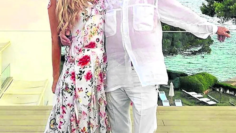 Carlos Martorell, con la actual embajadora de la isla, Paris Hilton.