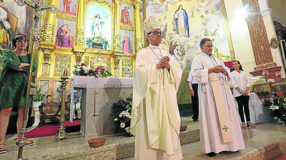 El cardenal Santos Abril, durante la misa que ofició dentro de las fiestas patronales de Alfambra.