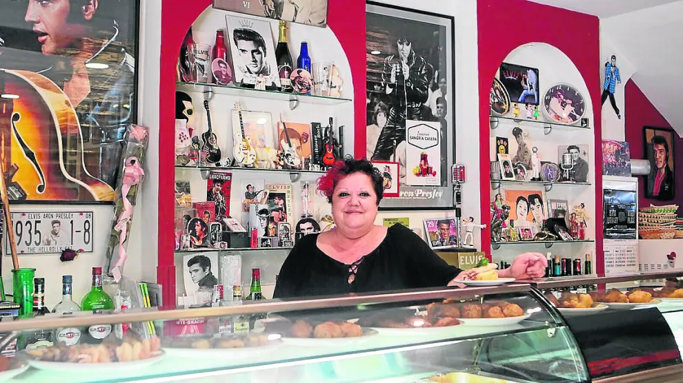 Rosa Miranda, propietaria de Casa Germán, bar repleto de 'memorabilia' de Elvis Presley.