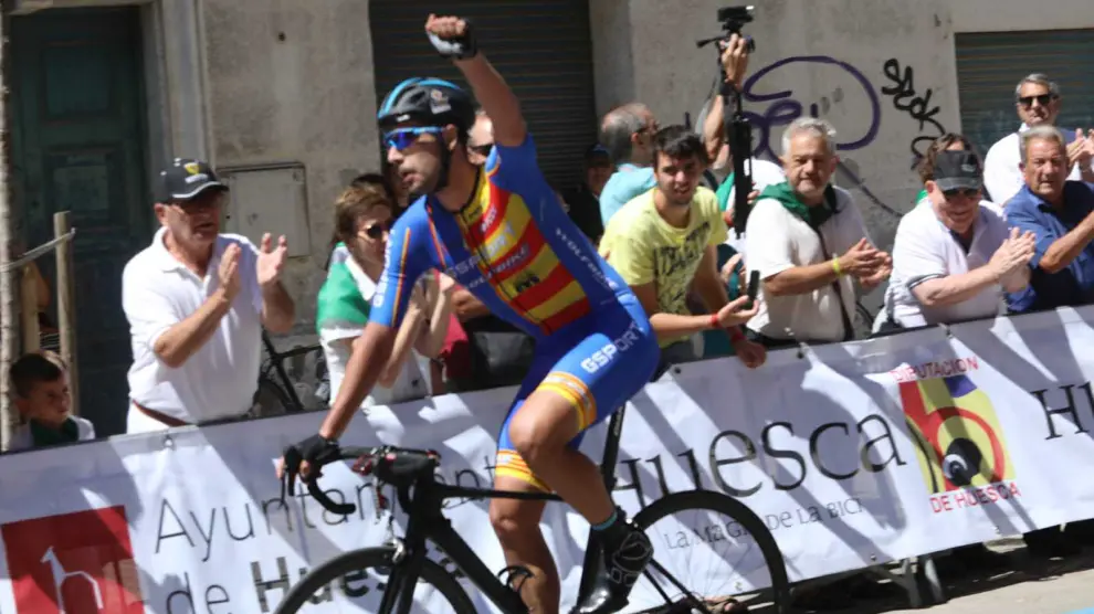 Mora celebra su incontestable victoria en el Gran Premio San Lorenzo de ciclismo.