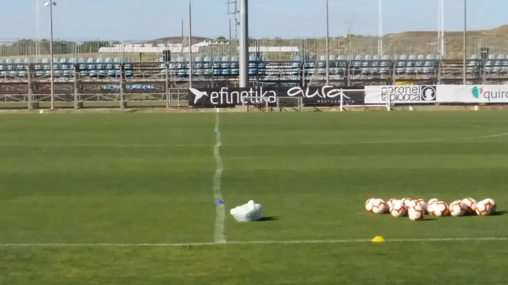 La línea divisoria de ambos campos en el terreno de juego de entrenamientos del Real Zaragoza, en la mañana de este miércoles.