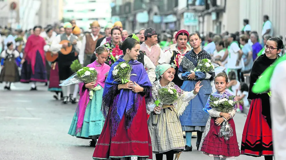 Más de 1.500 personas, la mayoría particulares, participaron ayer en la Ofrenda de Flores y Frutos a San Lorenzo.