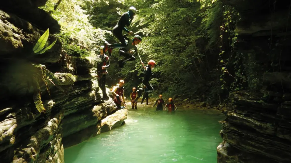Divertidos saltos al agua, desde poca altura, son un atractivo de barrancos como el de Forcos.