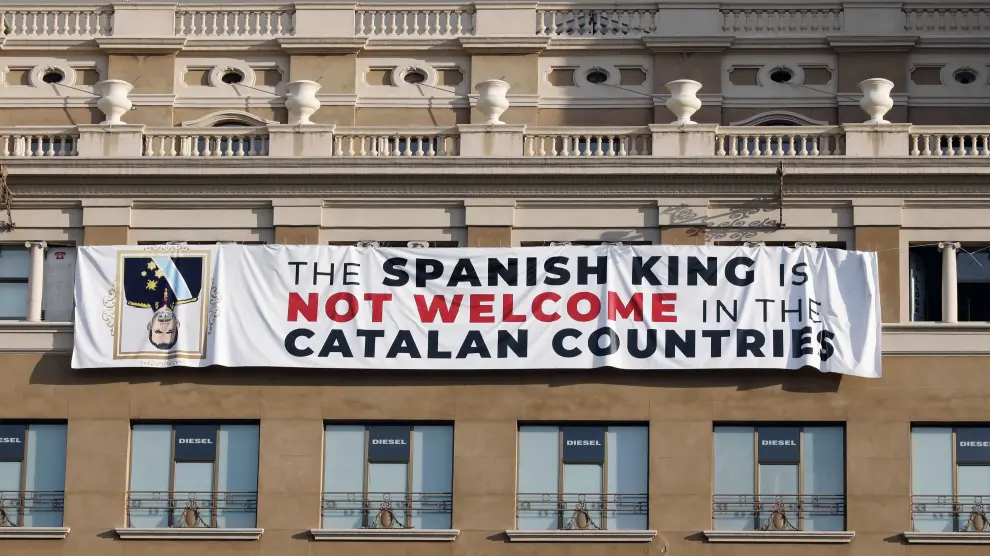 Pancarta que colgaba de un edificio de plaza Cataluña durante el homenaje en recuerdo a las víctimas del 17A.