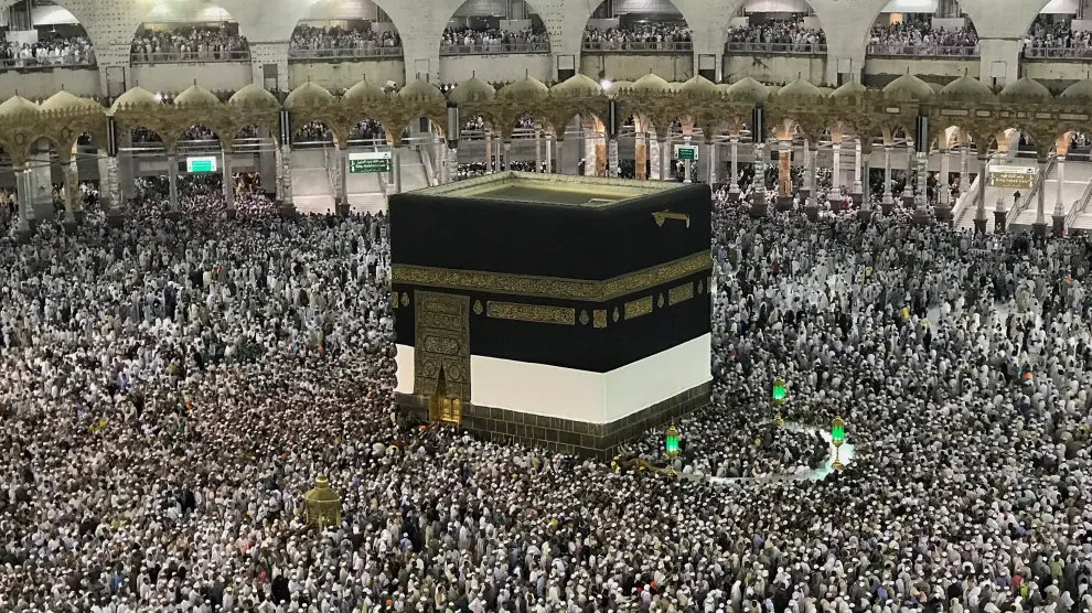 Peregrinos rezan alrededor de la sagrada Kaaba