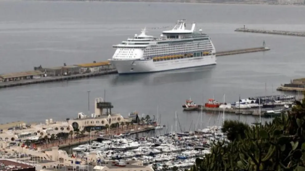 Panorámica del puerto de Alicante, donde se produjo el arresto.