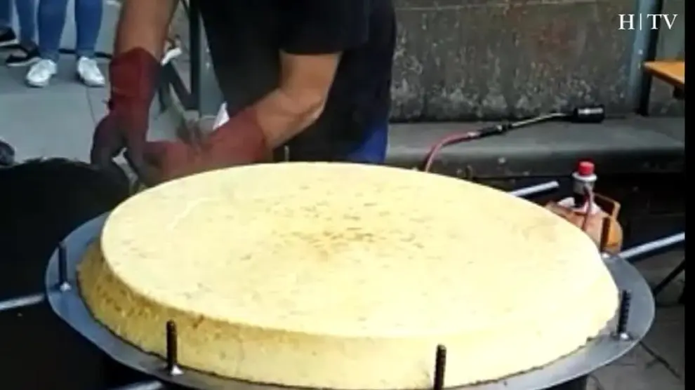 Una tortilla de 300 huevos, en la feria gastronómica de Canfranc