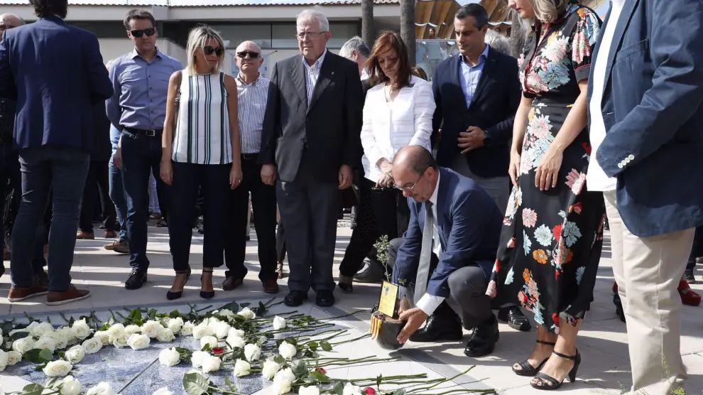 El presidente del Gobierno de Aragón, Javier Lambán, deposita unas flores en homenaje a las víctimas