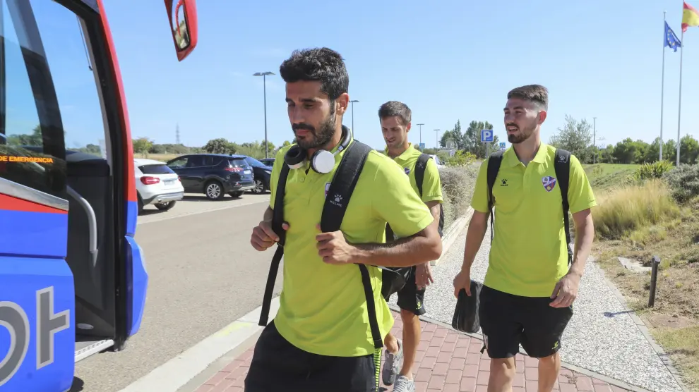 Lluís Sastre, Jorge Miramón y Moi Gómez se dirigen hacia el autobús este sábado, antes de su salida en el Parque Tecnológico Walqa.