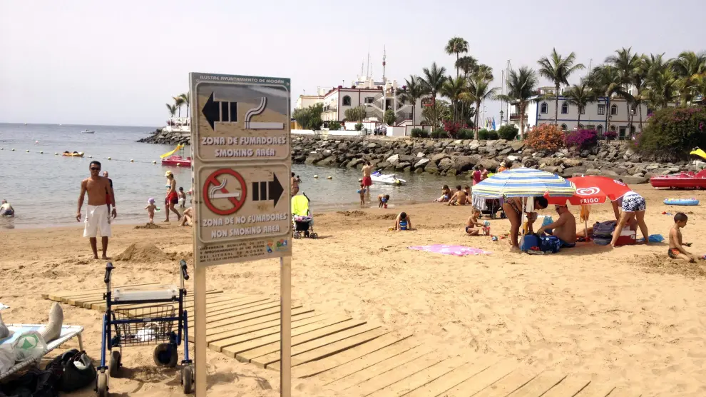 Cartel que indica la prohibición de fumar en la playa de Mogán, Gran Canaria