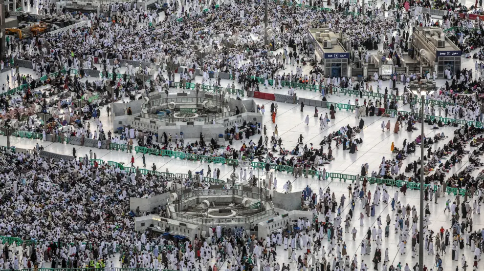 Peregrinos musulmanes rezan en los alrededores de la gran mezquita de La Meca