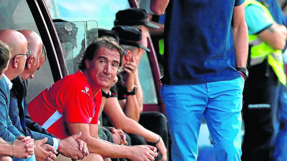 El técnico Leo Franco gesticula durante el encuentro de ayer frente al Eibar.