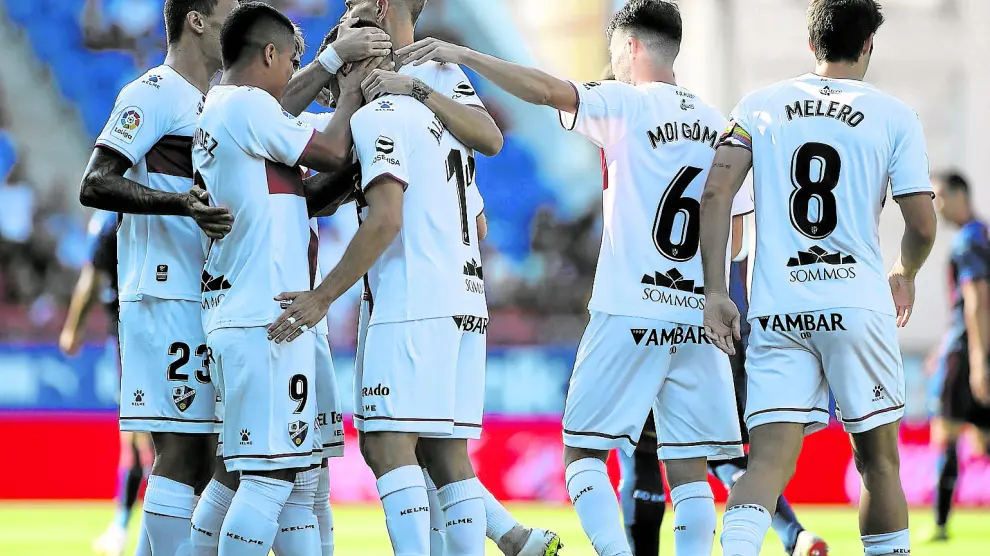 Los futbolistas del Huesca celebran en Éibar uno de los dos goles que anotó Álex Gallar para el triunfo por 1-2.
