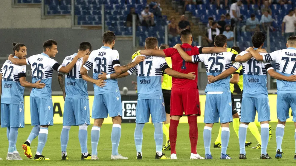 Los jugadores del Lazio durante el minuto de silencio por las víctimas de Génova.