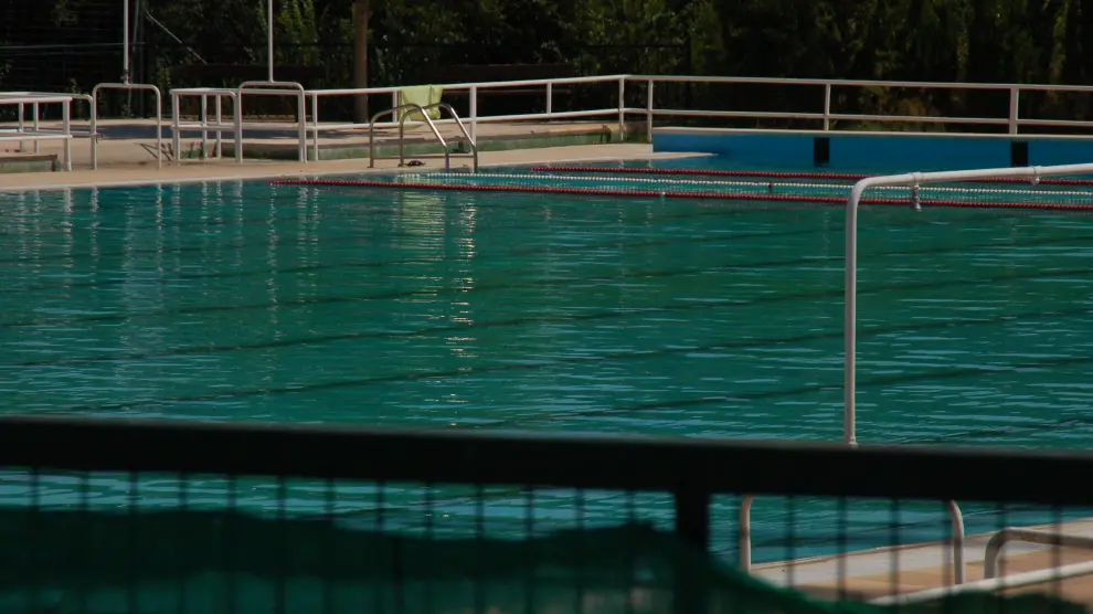 Estado en el que se encontraba la piscina de Caspe este lunes.