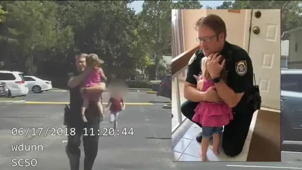 Un policía rescata a una niña de tres años de morir asfixiada en un coche en Florida