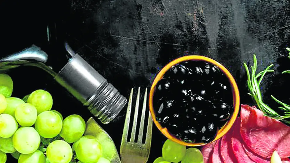 El vino puede contribuir a ensalzar el sabor de los alimentos.
