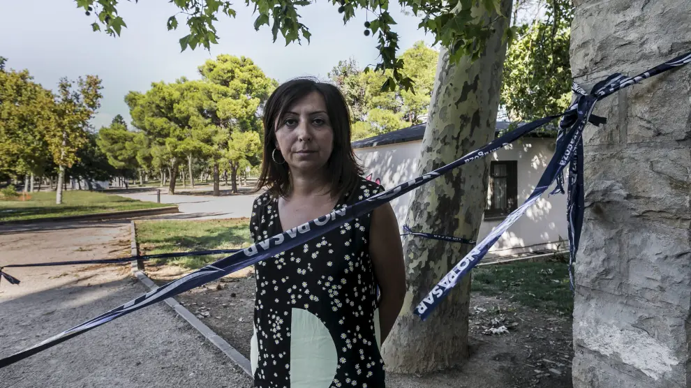 Lorena Fernández, en uno de los accesos cortados al parque