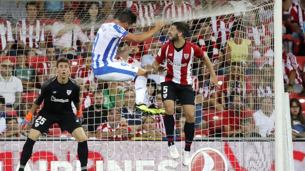 El delantero del Leganés Carrillo remata de cabeza junto a Yeray, del Athletic, en el partido de este lunes en San Mamés.