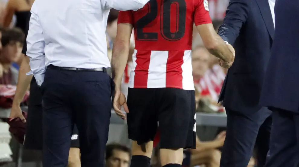 Aduriz se retira lesionado este pasado lunes en San Mamés mientras recibe el saludo del técnico Eduardo Berizzo.