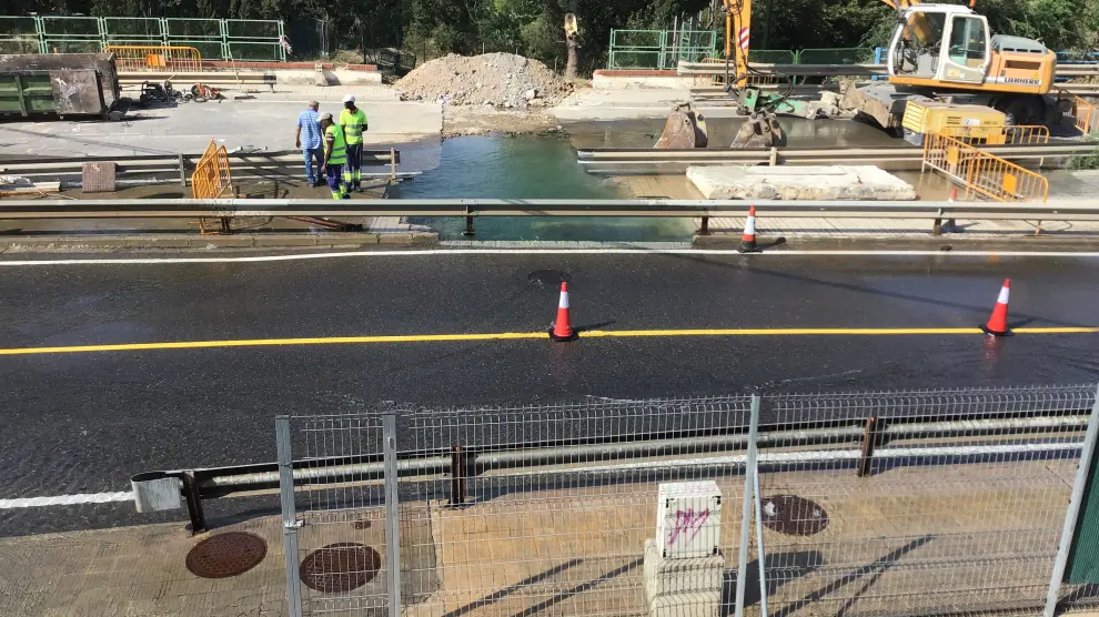 Las obras en la Avenida Cataluña a la altura del puente del río Gállego provocan el reventón de una tubería
