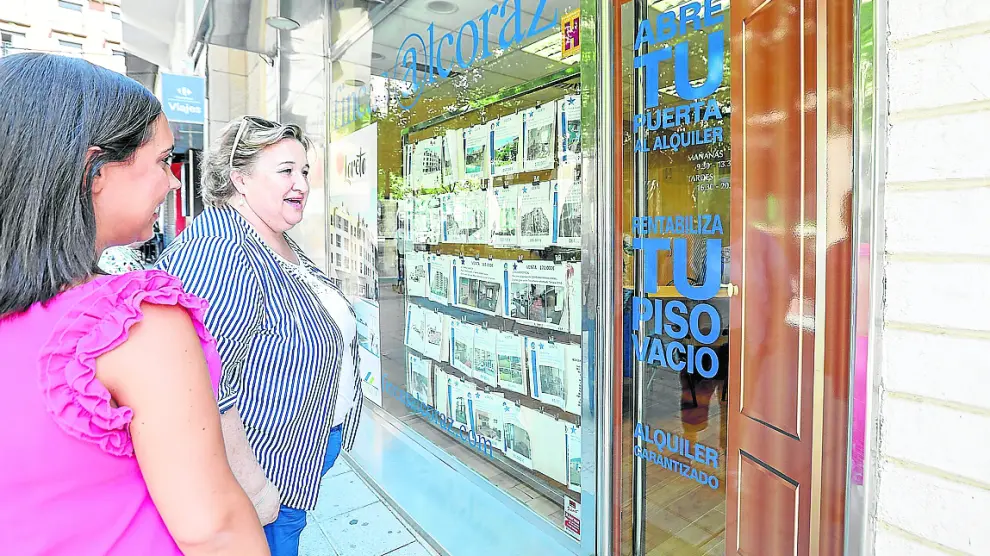 Las responsables de Fincas Alcoraz muestran el vinilio animando a los propietarios a alquilar