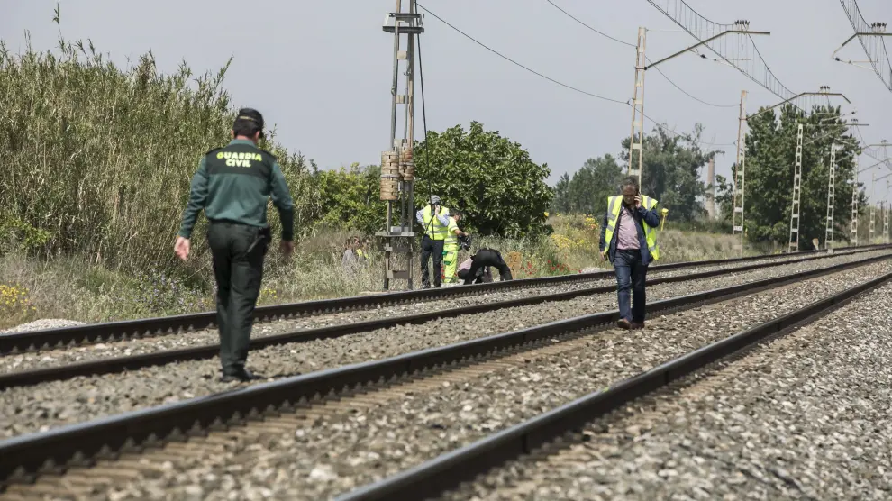 Imagen de archivo de la Guardia Civil investigando el hallazgo de otro cadáver también en las vías del tren a su paso por La Joyosa.