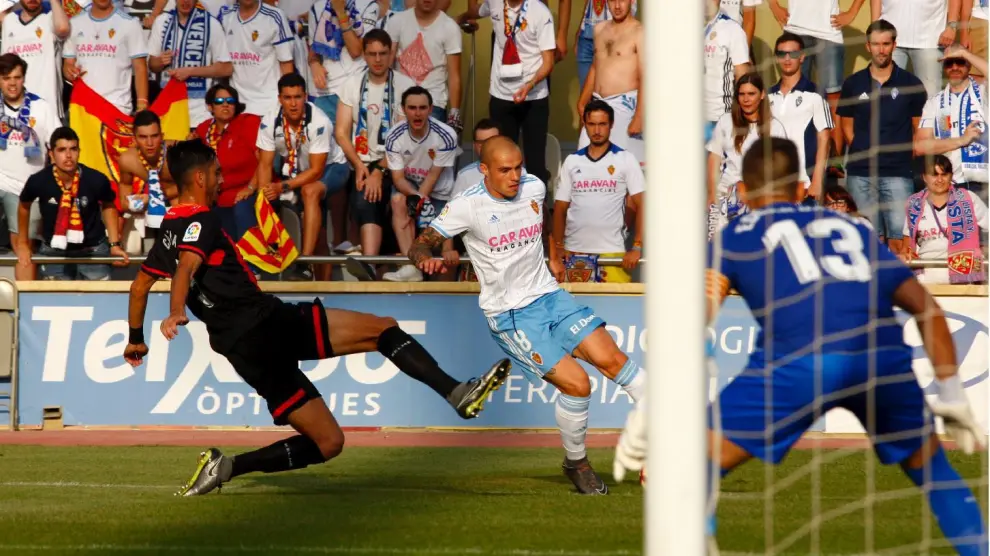 Pombo, en una penetración en el área durante el partido de este sábado en Reus que el Real Zaragoza empató 0-0.