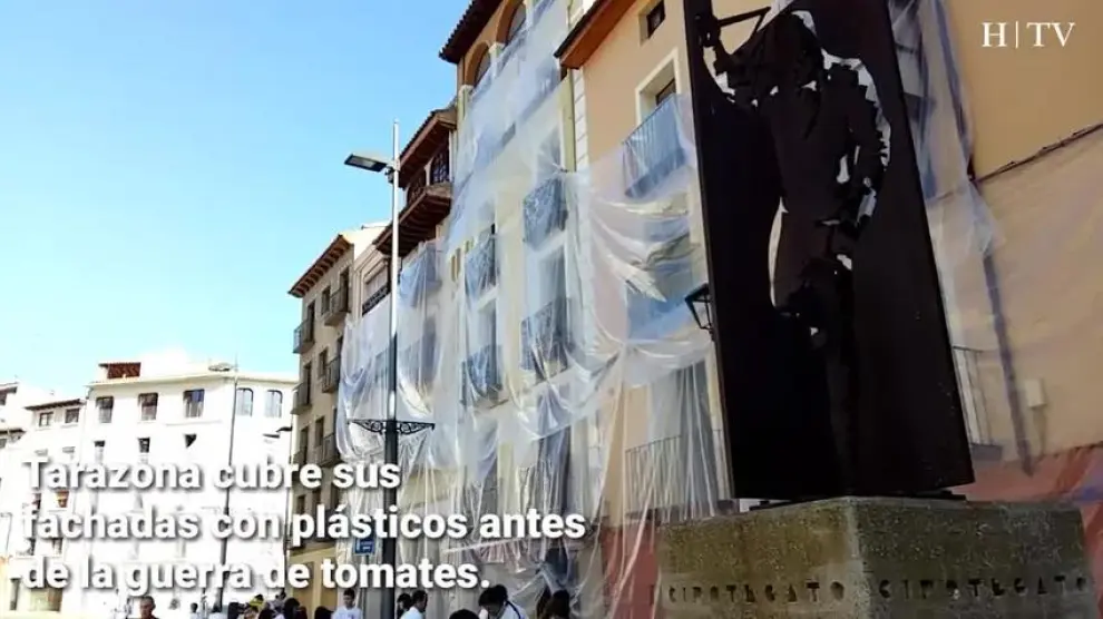 Tarazona protege sus edificios con plásticos ante la lluvia de tomates